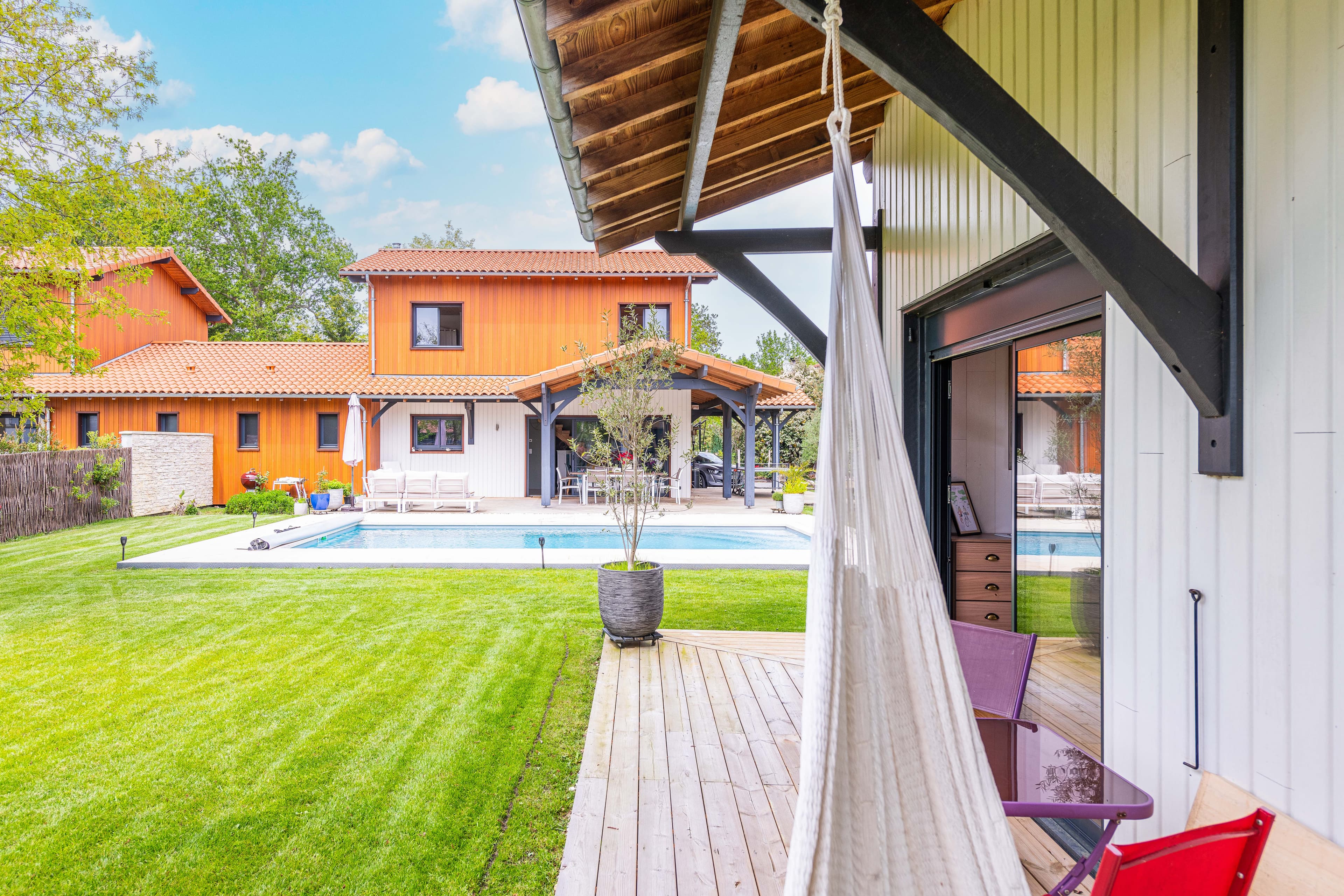 Villa contemporaine avec piscine et jardin — Property Page Home-in-Box