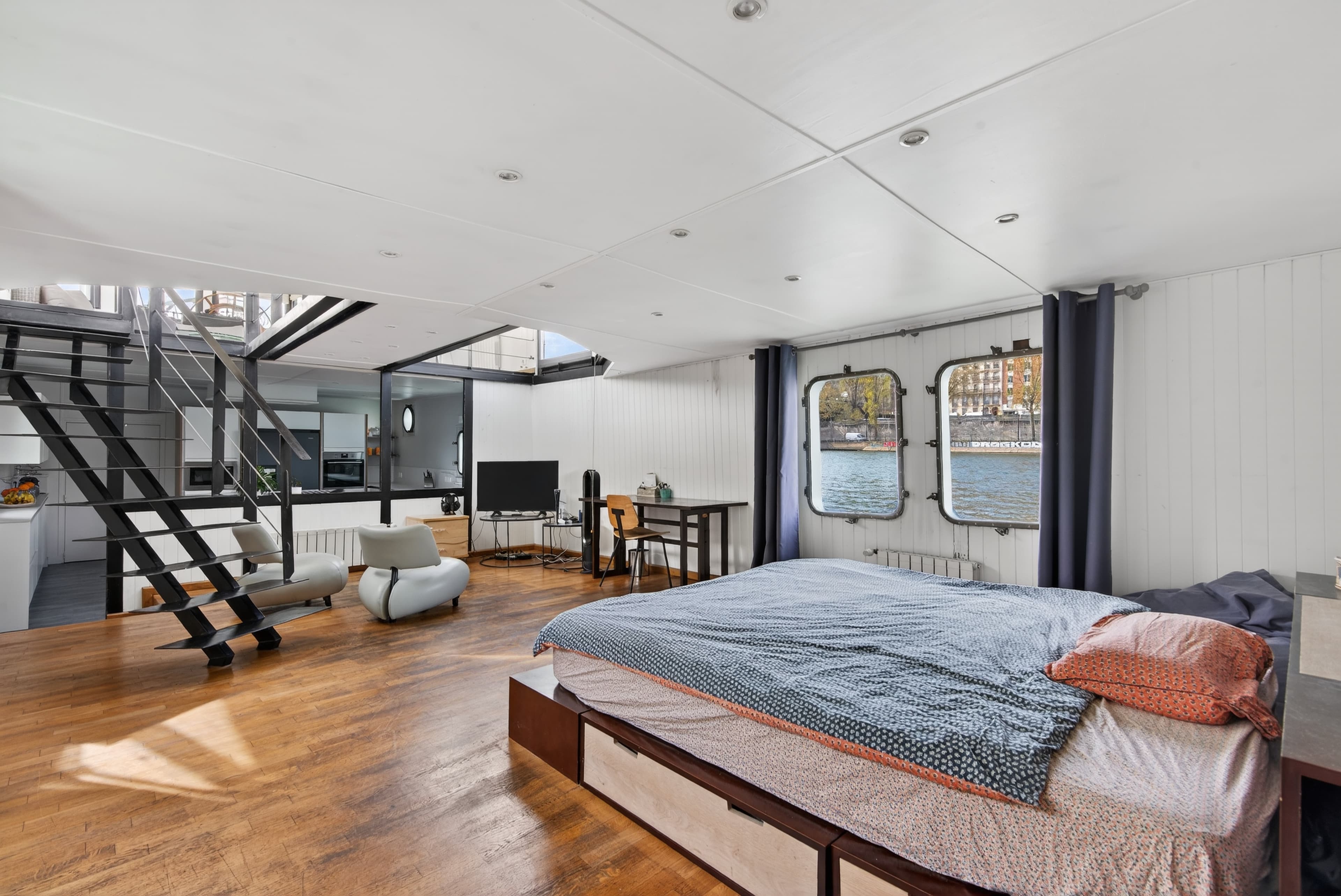 Bateau d'exception sur la Seine — Property Page Rivercoach Home-in-Box